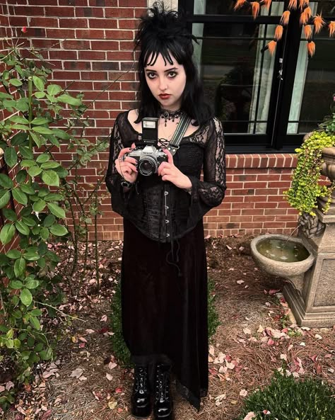 Women In Horror Costumes, Lydia Cosplay Beetlejuice, Halloween Costumes Dark Feminine, Fashion Witch Costume, Classic Horror Costumes Women, Lydia Deetz Black Dress, Halloween Costumes Big Women, Easy Goth Costume, Lydia Deetz Aesthetic Outfit