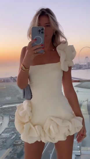 Short White Elegant Dresses, Elegant Dresses 2023 Trend, Classy Short White Dress, Graduation Mini Dress, Gala Dresses Short Classy, Elegant Hoco Dresses, Dress With Bow In The Back, Classy Prom Dresses Short, Winter Outfit Formal