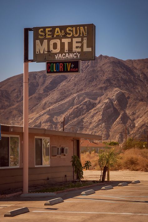 dreaming. Old Motel, Motel Sign, Americana Aesthetic, Desert Aesthetic, Arizona Road Trip, Fotografi Vintage, Desert Vibes, Us Road Trip, Summer Road Trip