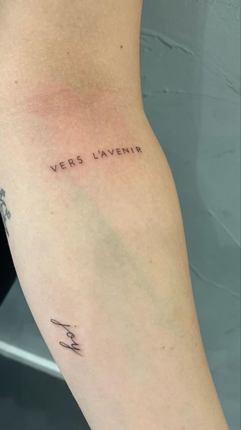 Sum Tattoos, Tattoos Simplistic, Tattoos Elegant, Alive Tattoo, Stile Kylie Jenner, Tiny Tattoos For Women, Tattoos Tiny, Traditional Tattoo Designs, Text Tattoo