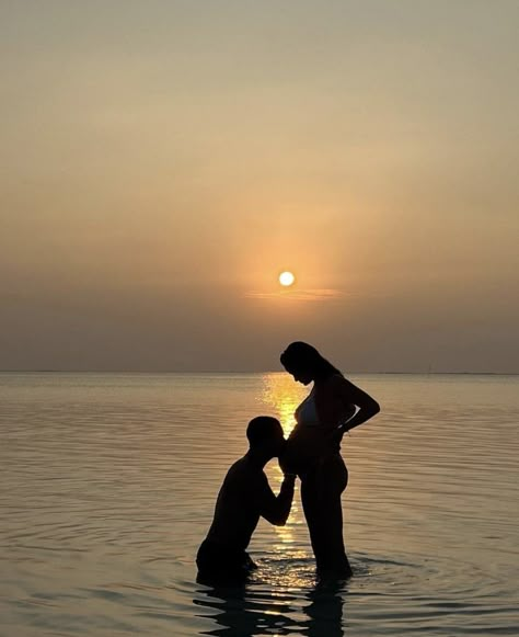 Beach Babymoon, Maternity Shoot Beach, Sunset Maternity Photos, Beach Maternity Pictures, Pregnancy Announcement Photoshoot, Maternity Photography Poses Outdoors, Shooting Couple, Baby Announcement Photoshoot, Pregnancy Belly Photos