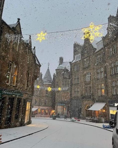 Edinburgh Aesthetic Christmas, Christmas Aesthetic Edinburgh, Edinburgh Winter Aesthetic, Christmas In Edinburgh Scotland, Christmas In Scotland Aesthetic, Scotland Astethic, Edinburgh Scotland Aesthetic Fall, Edinburgh Fall Aesthetic, Edinburgh Scotland University