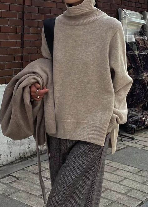 #knitwear #sweater #fashion Beige Turtleneck Outfit, Oversized Turtleneck Sweater Outfits, Turtleneck Outfits, How To Have Style, Turtleneck Outfit, Ribbed Turtleneck, Side Cuts, Mode Inspo, Autumn Outfit