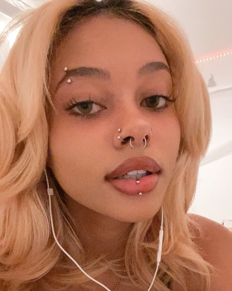 Black Love 🖤 on Instagram: “🌸” Labret Vertical, Eyebrow Piercing Jewelry, Eyebrow Piercings, Pretty Piercings, Cute Nose Piercings, Pretty Ear Piercings, Face Piercings, Cool Ear Piercings, Cute Ear Piercings