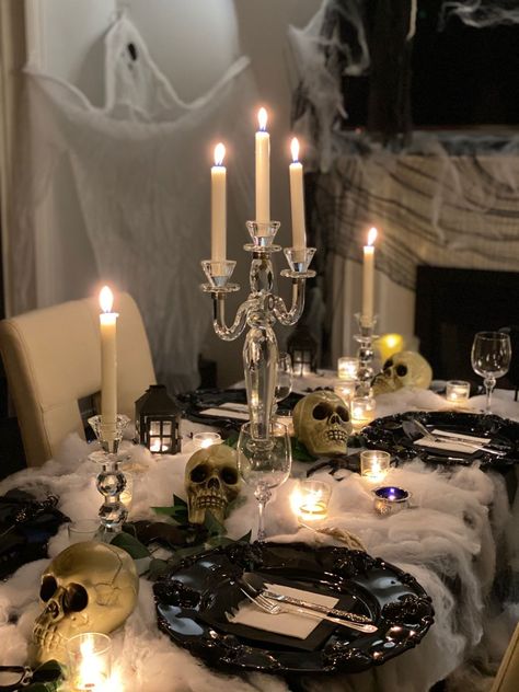 Table Decorations Halloween Party, 29th Birthday Halloween Party, Halloween Party Ideas 2023, Goth Centerpiece Ideas, Halloween Party Room Decor, Vampire Table Setting, All Black Halloween Party, Spooky Masquerade Party, Halloween Party Set Up Decorating Ideas