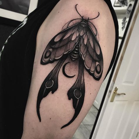 5,111 Likes, 20 Comments - Jason James Smith (@jason_james_tattoos) on Instagram: “Today’s piece on @hydrometallurgy cheers buddy. Made at @mothandflametattoo with @silverbackink…” Moth Tattoo Design, Kunst Tattoos, Insect Tattoo, Bug Tattoo, Muster Tattoos, Moth Tattoo, Butterfly Tattoo Designs, Knee Tattoo, Dark Tattoo