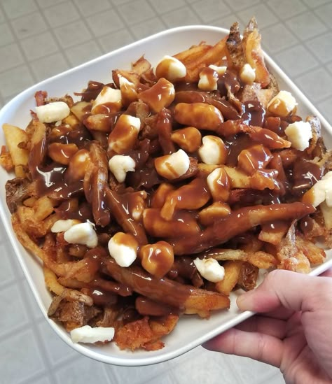 [Homemade] Poutine Homemade Poutine, Poutine Recipe, Canadian Food, Poutine, Food Goals, Food Obsession, Food Cravings, I Love Food, Aesthetic Food