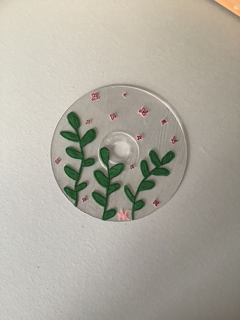 Astethic Painting Ideas, Clear Cd Painting Ideas, Cd Painting Ideas Easy, Discos Aesthetic, Cd Painting Ideas, Art Cd, Vinyl Record Art Ideas, Cd Idea, Cd Wall Art