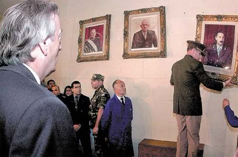 24 de Marzo de 2004: El Presidente argentino Néstor Kirchner ordena al jefe del Ejército, general Roberto Bendini, descolgar los cuadros con las fotos de los ex dictadores Rafael Videla y Reynaldo Bignone. Nestor Kirchner, Social Media Tips, Way To Make Money, Rock And Roll, Funny Pictures, Talk Show, Hollywood, Human, History