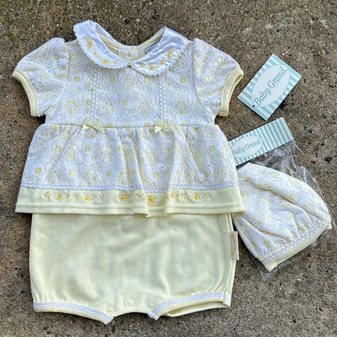 Vintage Baby Outfit 90’s? New With Tags! Yellow N White Size 3/6 Mos Cotton Polyester Buttons In Back And Bottom Comes With Hat Vintage Baby Accessories, Vintage Baby Clothes 90s, Vintage Baby Outfits, 90s Baby Clothes, Vintage Boys Clothes, Baby Clothes Vintage, Parent Dr, Vintage Baby Clothes, Newborn Onesies