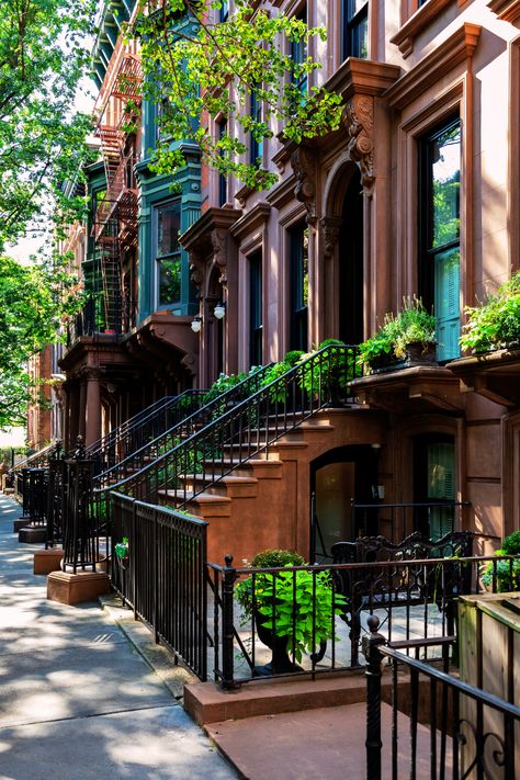 New York City Bucket List: Top Must-See Attractions & Experiences - Small Towns Big City Mid Town New York, New York Neighborhood Aesthetic, Brownstones Nyc, Stone Street Nyc, Chicago Brownstone, Manifestation Home, Sims 4 Worlds, Central Park Winter, City Bucket List