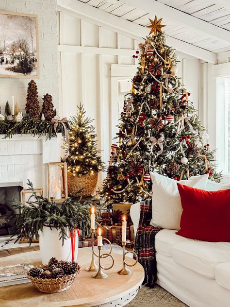 English Cottage Christmas Living Room, Celebrity Christmas Decor, Small Living Room Christmas Tree Layout, California Casual Christmas Decor, Vintage Christmas Dining Room, Vintage Cozy Aesthetic, Christmas Tour Of Homes, Christmas Home Tours 2024, Tiny House Christmas Decor