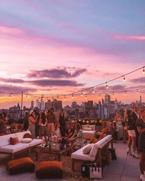 summer rooftop vibessss Rooftop Decor, New York Rooftop, Sunset Party, Nyc Rooftop, Rooftop Party, Rooftop Design, Rooftop Wedding, Party Photography, Rooftop Garden