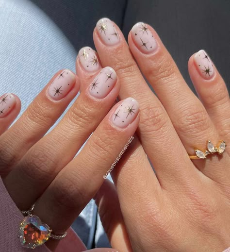 Simple Nails Pattern, Minimal Gel Nail Designs, Structured Manicure Ideas Short Nails, Nails With Minimal Design, Winter 2023 Nail Trends, Minimal Nail Ideas, Anniversary Nails, Do It Yourself Nails, Minimal Nail