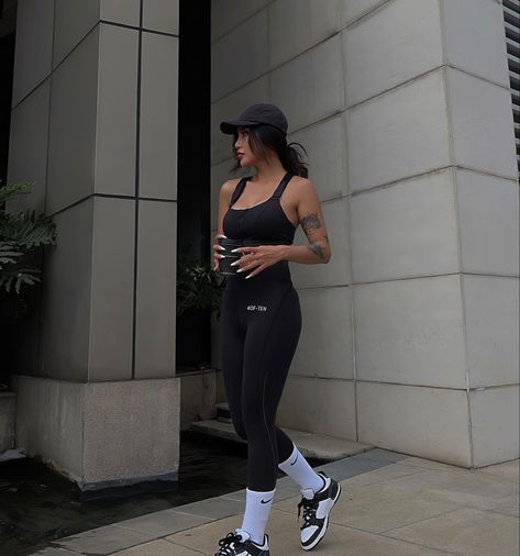 Long Sock Leggings Outfit, Nike Sock Outfits Leggings, Gym Socks Outfit, Long Socks Outfits, Pilates Vibes, White Socks Outfit, Laid Back Chic, Outfit Tenis, Gym Shorts Outfit