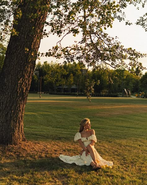 Victorian Inspired Photo Shoot, Photoshoot In A Garden, Sunset Photoshoot Ideas Fields, Garden Photoshoot Aesthetic, Photoshoot In Garden, Summer Field Photoshoot, Field Photoshoot Aesthetic, Grass Field Photoshoot, Field Picture Ideas