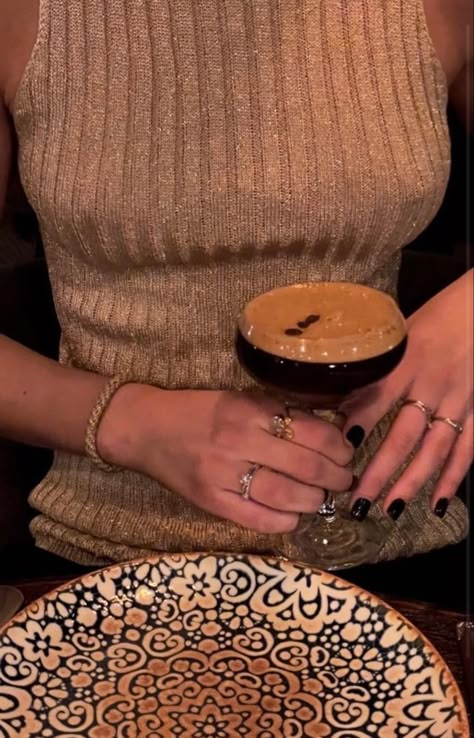 Golden Brunette, Expresso Martini, Charlotte York, Jazz Bar, Fest Outfits, Looks Country, Jazz Club, Espresso Martini, Brown Aesthetic