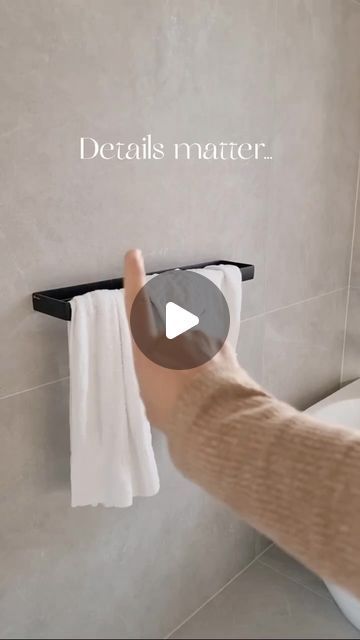 Interior Design & Home Decor on Instagram: "An amazing way to style towels 🥰❤️Credit @bella.minaaa 💕💕💕Wish you all the best my lovely IG family 🤗🥰 . #organization #fold #folding #style #towels #towel" Hand Towel Display Ideas, Fold Towels For Display, Bathroom Hand Towels Display, How To Fold Bath Towels, Hand Towel Display, Bath Towels Display, Folding Bath Towels, Towel Hanging Ideas, Hand Towel Folding