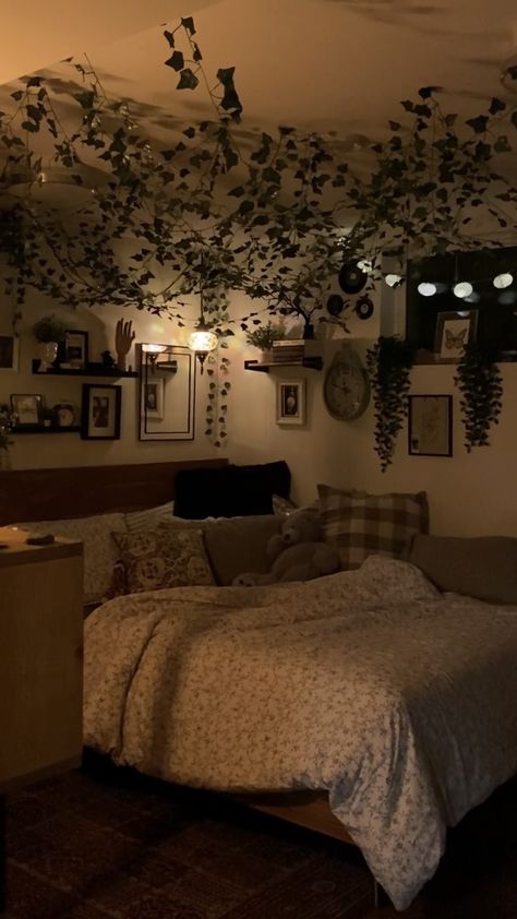 Bedroom Ashestic Cozy, Carpeted Bedroom Aesthetic, How To Decorate A Bedroom Aesthetic, Room Ideas Aesthetic Cozy Vintage, Dark Room Inspiration Bedroom, Ways To Arrange A Bedroom, Fairy Grunge Bedroom Ideas, Aesthetic Room Makeover Ideas, Soft Room Ideas