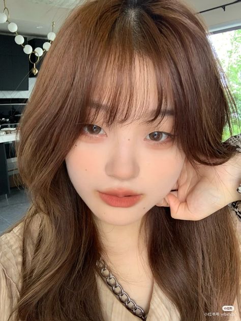 Airy Bangs, Korean Ulzzang Makeup, Hairstyles Colour, Shot Hair, Color Streaks, Hair Color Streaks, Ulzzang Makeup, Korean Ulzzang, Shot Hair Styles