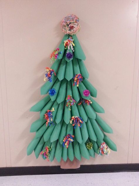 Infant Classroom Decor, Construction Paper Christmas Tree, Paper Tree On Wall, Construction Paper Tree, Youth Christmas Party, Tree On Wall, Christmas Craft Ideas For Kids, Christmas Door Ideas, Diy Christmas Paper