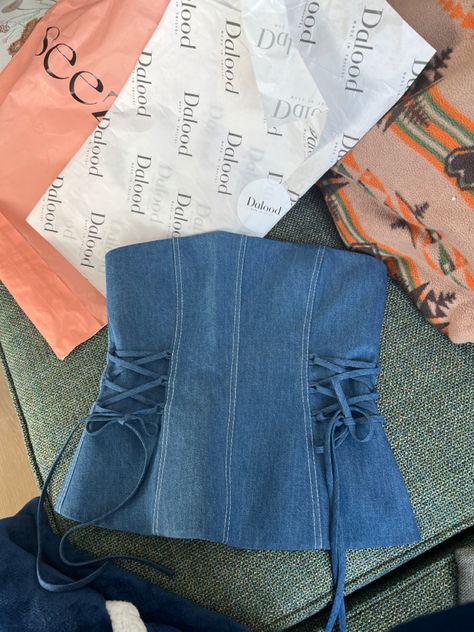 Denim Corset Diy, Corset Jeans Outfit, Causal Chic Outfits, Corset Jean, Jean Corset, Jeans Corset, Corset Jeans, Diy Clothes Tops, Jeans Upcycle