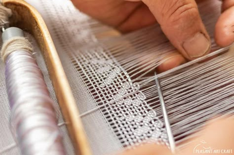 Lace Weaving, Weaving Loom Diy, Weaving Loom Projects, Lace Weave, Rigid Heddle Weaving, Weaving Tutorial, Heddle Loom, Tablet Weaving, Diy Weaving