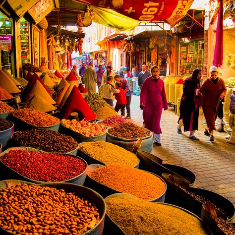 Marrakech: colors, traditions and Moroccan culture in a city in continuous evolution ☀️ Moroccan City Aesthetic, Moroccan Spice Market, Moroccan Culture Aesthetic, Morroco Culture, Cultures Aesthetic, Marrakesh Aesthetic, Marrakech Market, Morocco Market, Moroccan Bazaar