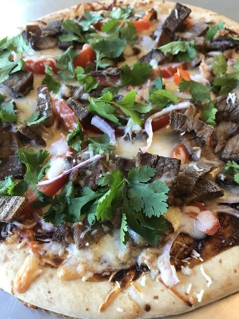 Bbq Brisket Pizza, Brisket Pizza Recipes, Sweet Bbq Rub Recipe, Brisket Pizza, Brisket Dinner, Gourmet Pizza Recipes, Chipotle Bbq Sauce, Bbq Rub Recipe, Pizza Roll Up