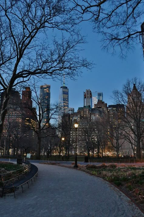 NYC at night. New York At Night, Welcome To New York, Nyc Aesthetic, New York Life, Nyc Life, City Vibe, Nyc Trip, Dream City, Living In New York