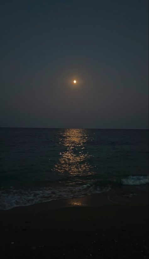 @aj_world7 • 🌕 • Threads Moon With Sea Aesthetic, Ocean Pics At Night, Moon At Beach Moonlight, Sea View At Night, Night Time Beach Wallpaper, Beach Pictures Night Moonlight, Moonbathing Aesthetic, Moon By The Beach, Moonlight Beach Aesthetic