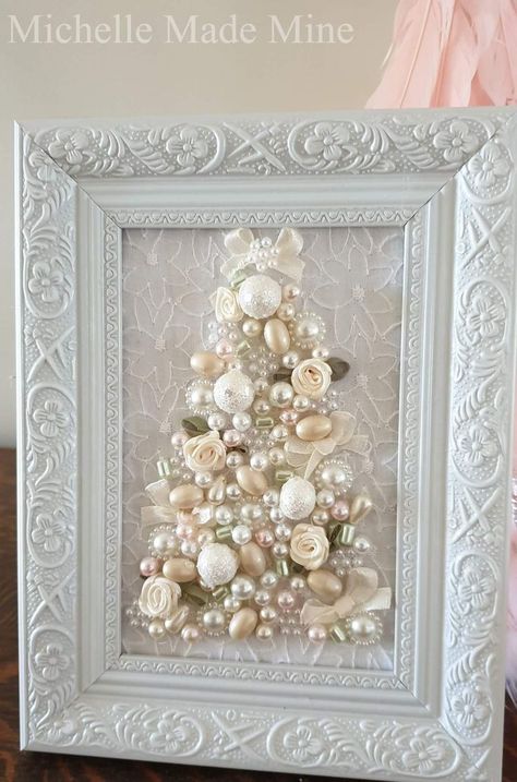 Shabby Chic Weihnachten, Unconventional Christmas Trees, Shabby Chic Christmas Decorations, Lace Christmas Tree, Shabby Chic Christmas Ornaments, Shabby Chic Christmas Tree, Shabby Chic Diy Crafts, Jeweled Christmas Trees, Pearl Crafts