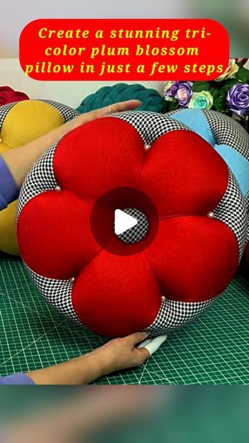 Fancy Pillows, Luxury Pillows Decorative, Creative Pillows, Girls Things, Fabric Origami, Scrap Fabric Crafts, Pillow Crafts, Pillow Tutorial, Diy Bag Designs