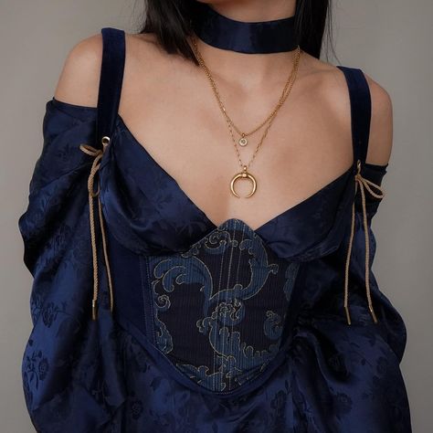 Royal Vibes, Amsterdam Outfit, Female Books, Fabric Navy, 70s Inspired Fashion, Blue Corset, Navy Velvet, Underbust Corset, Gold Fabric