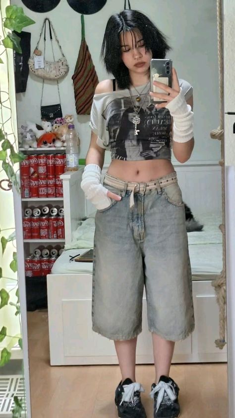 Jorts Grunge Fit, Jorts Outfit Inspo Y2k, Grunge Jorts Outfits, Baggy Jorts Outfits, Y2k Jorts Outfit, Big Pants Small Shirt Outfit, Baggy T Shirt Outfit, Jorts Outfit Aesthetic, Baggy Y2k Outfit