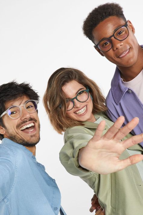 Group of digital workers, take pictures, do creative writing, design or edition. Colours and joy with blue light blocking glasses. Model Glasses, Computer Vision Syndrome, Eyewear Campaign, Eyewear Display, Brand Design Inspiration, Sabrina Sato, Protective Eyewear, Eye Glasses Frames, Computer Glasses