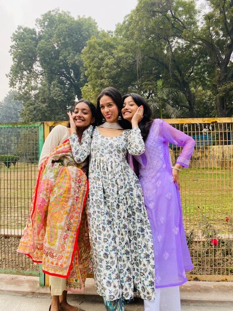 Pose For Trio Friends, Sisters Photoshoot Poses Traditional, Friend Poses Trio, Photo Poses For 4 Friends, Trio Poses In Traditional, Desi Aesthetic With Friends, Trio Saree Poses, Poses For Sisters In Traditional, Desi Friends Photoshoot Ideas