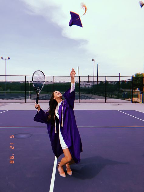 College tennis graduate Tennis Individual Pictures, Tennis Team Uniforms High School, Tennis Pictures Aesthetic, Tennis Vision Board Pictures, Varsity Tennis Aesthetic, Tennis Pics Photo Ideas, Tennis Graduation Cap, Tennis School Pictures, Tennis Team Pictures High Schools