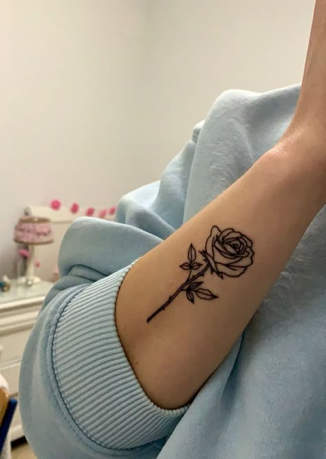 Wrist Tattoos For Women Stencil, Tattoo Without Shading, Rose Tattoo Simple, Small Wrist Tattoos For Women, Simple Rose Tattoo, Rose Tattoo On Arm, Simple Forearm Tattoos, Cute Tattoos On Wrist, Small Rose Tattoo