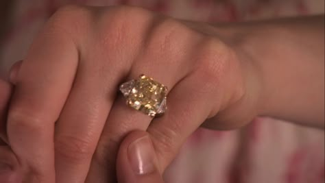 #blair #waldorf #queen #gg #leighton #diva #gossip #girl #season #four #4x22 #TheWrongGoodbye Gossip Girl Jewelry, Canary Diamond Engagement Ring, Gossip Girl Hairstyles, Canary Diamond Ring, Girls Tv Series, Oval Cut Diamond Rings, Gossip Girl Blair, Canary Diamond, My 30s