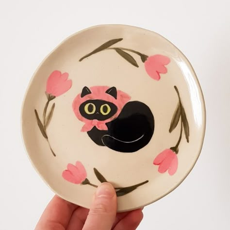 cloudy 🐈shop update: March 16th🌼 on X: "Still in my babushcat era 🐱🧓🌷 https://t.co/M4jRq6iVUy" / X Ceramic Mug Painting Ideas Diy, Cat Plates Pottery, Cat Pottery Painting, Ceramics Painting, Diy Pottery Painting, Paint Your Own Pottery, Cerámica Ideas, Tanah Liat, Pottery Painting Designs