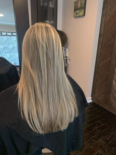 Soft Layers On Long Hair, Medium Blonde Hair Straight, Thinned Out Haircut Thick Hair, Haircut Without Layers, Straight Hair Layers, Straight Hair Inspiration, Blonde Hair Straight, Blonde Dimension, Straight Haircut