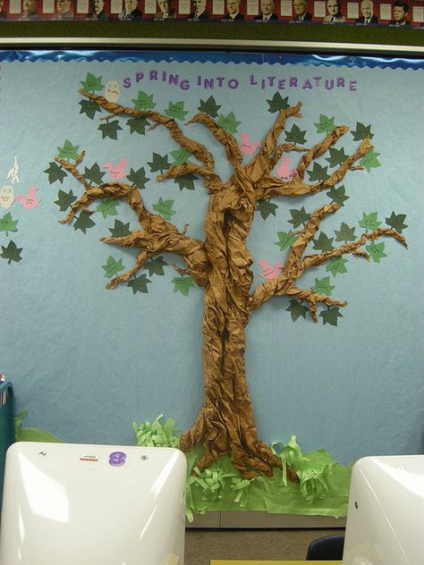 One day I will make one of these trees for a bulletin board! Bulletin Board Tree, Classroom Tree, Reading Bulletin Boards, Elementary School Library, Library Bulletin Boards, School Displays, Classroom Bulletin Boards, School Bulletin Boards, Paper Tree