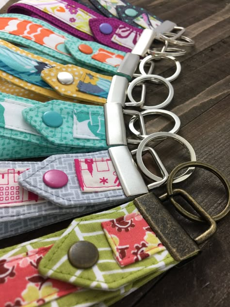 Snaps - Snap To It Key Fob Pattern — Uniquely Michelle Scrap Fabric Key Fob, Key Fob Pattern Free, Key Fob Display Ideas, Quilted Key Fobs, Key Fobs Diy Free Pattern, Key Fob Sewing Pattern, Sew Key Fob, Diy Fabric Labels, Making Keyrings