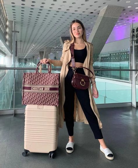 Classy Airport Outfit, Aeroplane Outfit, Airport Outfit Spring, Comfortable Airport Outfit, Chic Airport Outfit, Cute Airport Outfit, Flight Outfit, Cute Travel Outfits, Fashion Travel Outfit