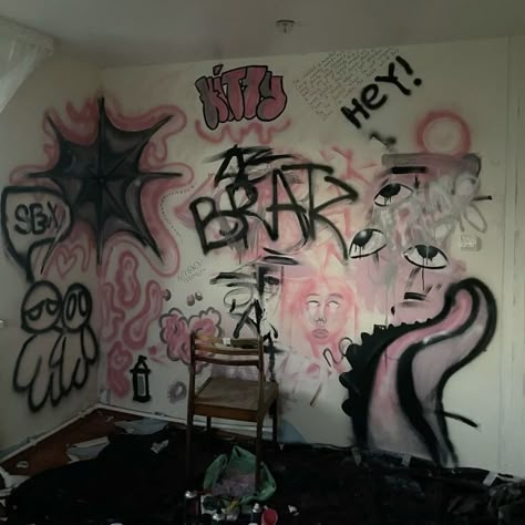 Wall Design Simple Paint, Graffiti Inspo Art, Studio Ideas Aesthetic, Spray Paint Walls Bedrooms, Graffiti Room Ideas Bedrooms, Graffiti Wall Aesthetic, Graffiti Wall Art Bedroom, Graffiti Room Aesthetic, Graffiti Room Ideas