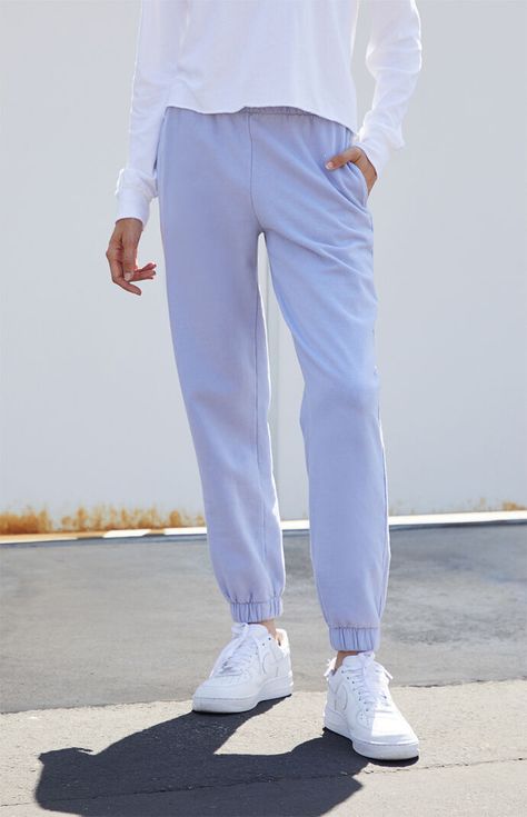 Light Blue Joggers Outfit, Blue Joggers Outfit, Light Blue Sweatpants, 70’s Outfit, Rosa Sweatpants, Beach T Shirt, Pastel Outfit, Blue Joggers, Joggers Outfit