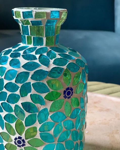 🪩 Glass Bottle Mosaic, Mosaic Glass Vase, Mosaic Mailbox Ideas, Mosaic Vases Ideas, Easy Mosaic Art, Mosaic Ideas Beginner, Stained Glass Bottle, Glass Mosaic Diy, Diy Mosaic Projects