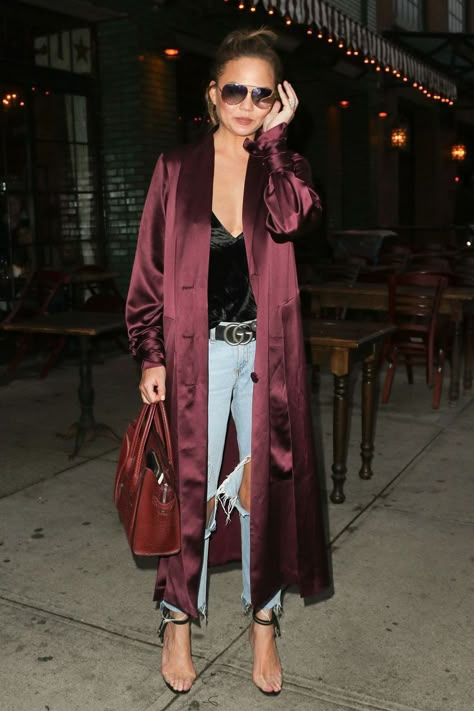 Burgundy satin duster, distressed jeans and clear-strap heels #fashionista Chrissy Teigen Style, Satin Duster, Satin Outfit, Jeans Heels, Mode Kimono, Bedding Comforter, Top Jeans, Silk Bedding, Moda Chic