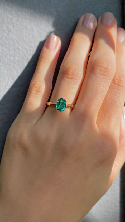 Emerald Ring Design, Emerald Engagement Ring Green, Emerald Stone Rings, Emerald Ring Vintage, Green Emerald Ring, Evening Jewelry, Green Stone Rings, Emerald Diamond Ring, Gold Rings Fashion